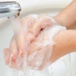 Lavar as mãos previne infecções e doenças